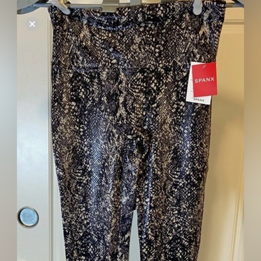 NWT SPANX Faux Leather Shine Grey Snake Leggings M